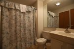 Ensuite Full Bath in Sunnyside Condo at Waterville Valley
